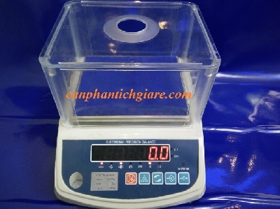 Cân phân tích giá rẻ của Đài Loan có độ nhạy cao, lồng nhựa chắn gió. Độ ổn định tốt. Giá rẻ. Phù hợp cho tất cả các phòng Lab hiện nay. 
- Khả năng cân từ 150g ~ 3kg/0.005g ~ 0.1g
- Màn hình LED số đỏ dễ đọc
- Thời gian ổn định nhanh
- Độ phân giải 1/30000 đến